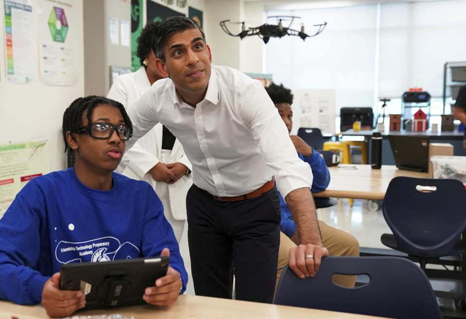 El primer ministro británico Rishi Sunak observa la operación de un dron al visitar una escuela en Washington, el 7 de junio de 2023. (Kevin Lamarque/Pool Photo via AP)