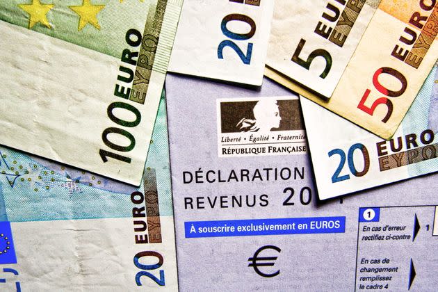 Feuille de déclaration des revenus et billets en euros. (Photo by Michel GILE/Gamma-Rapho via Getty Images) (Photo: Michel GILE via Getty Images)