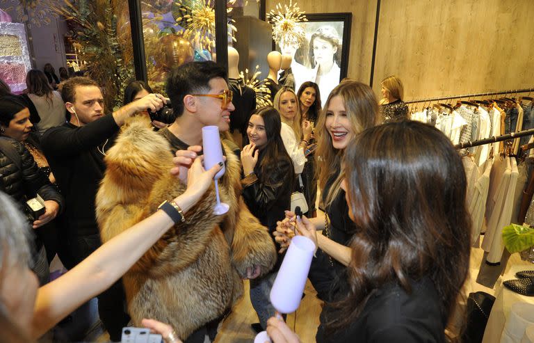 Momento del brindis, en la celebración de un reconocido shopping porteño