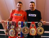 Ihre Fäuste versetzten Box-Fans über Jahre hinweg in Verzücken - und lehrten ihren Gegnern das Fürchten: Wladimir (links) und Vitali Klitschko gelten als eine der einflussreichsten Kämpfer der Box-Geschichte. Mittlerweile haben die Ukrainer ihre Handschuhe jedoch an den Nagel gehängt. Vitali ging danach in die Politik, er ist seit 2014 Bürgermeister von Kiew. (Bild: Alexander Hassenstein / Bongarts / Getty Images)