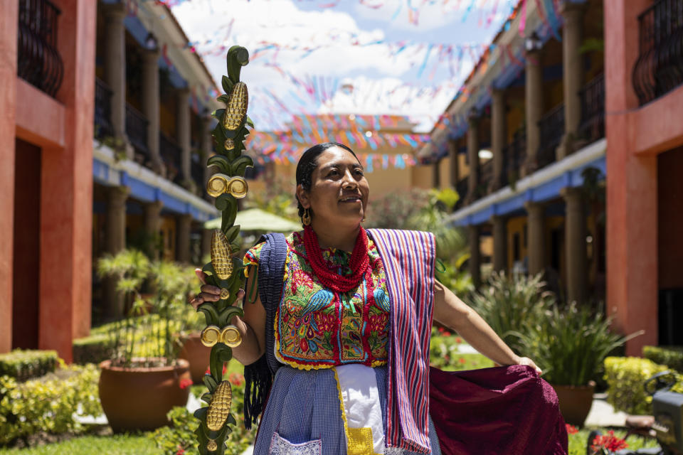 Leticia Santiago posa para la foto en Oaxaca, México, el domingo 16 de julio de 2023. La mujer, de 35 años, fue elegida como diosa Centéotl a finales de junio, por lo que representa a la deida azteca del maíz por todo un año y encabezará las celebraciones durante el festival de la Guelaguetza. (AP Foto/María Alférez)