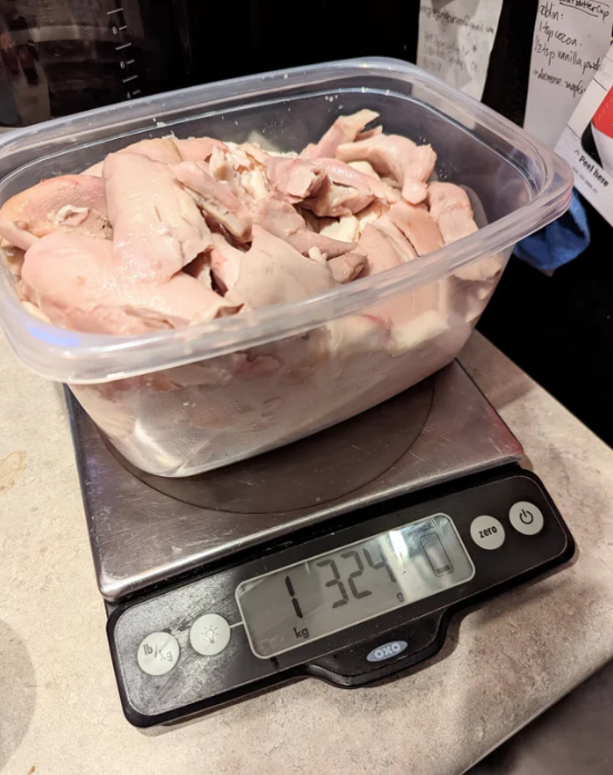 Meat In Metal Bowl On Digital Scale Stock Photo - Download Image Now - Scale,  Weight Scale, Chicken Meat - iStock