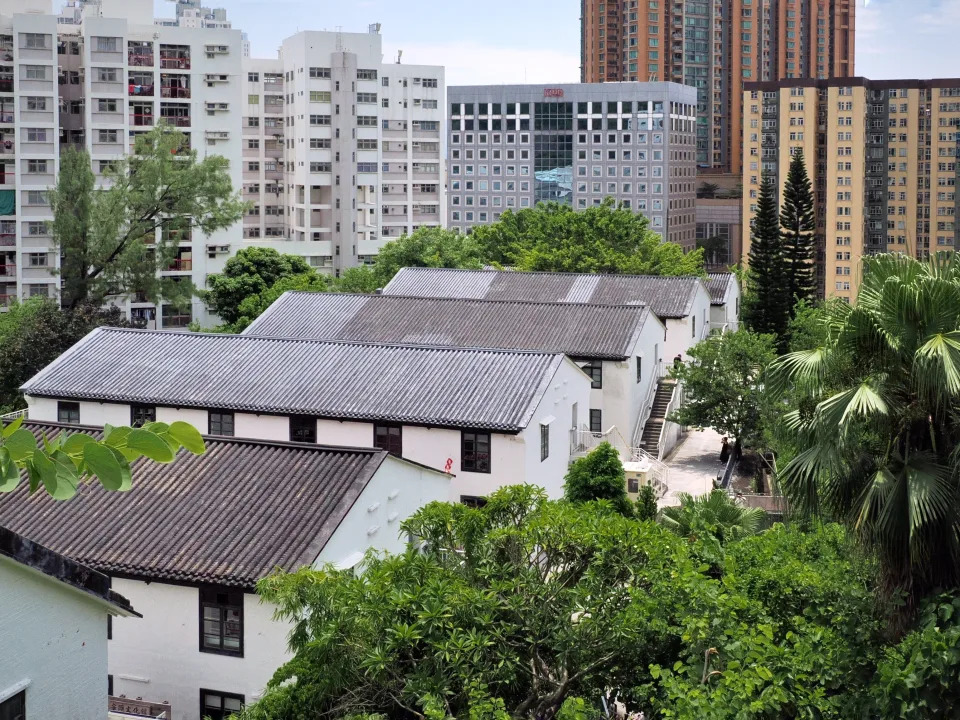 饒宗頤文化館落戶荔枝角山崗上擁有百年歷史的三級歷史建築群中。