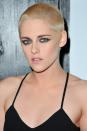 <p>Kristen optó por no llevar ningún accesorio y dejar que su corte y su rostro hablaran. </p>