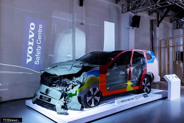 VOLVO《守護的力量》AI體驗特展，特別展出報廢事故電動車，呈現VOLVO在毫秒間守護車主的故事。