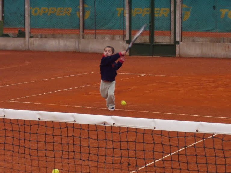 Navone, con tres años y medio, ya jugando al tenis en el Club Atlético 9 de Julio