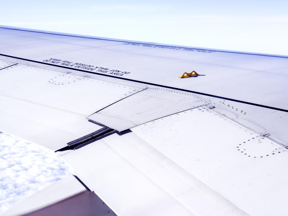 Sind Ihnen schon einmal diese winzigen gelben Haken an den Tragflächen eines Flugzeuges aufgefallen? (Bild: Getty)