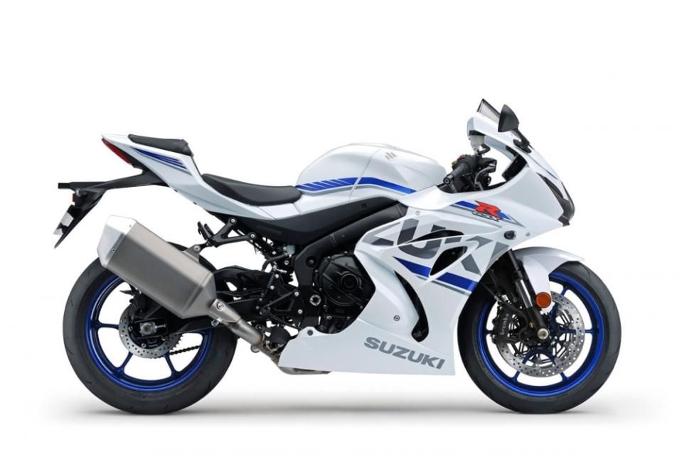 2018 SUZUKI GSX-R1000與R版的配色完全一樣，只能由前叉來區分兩者。