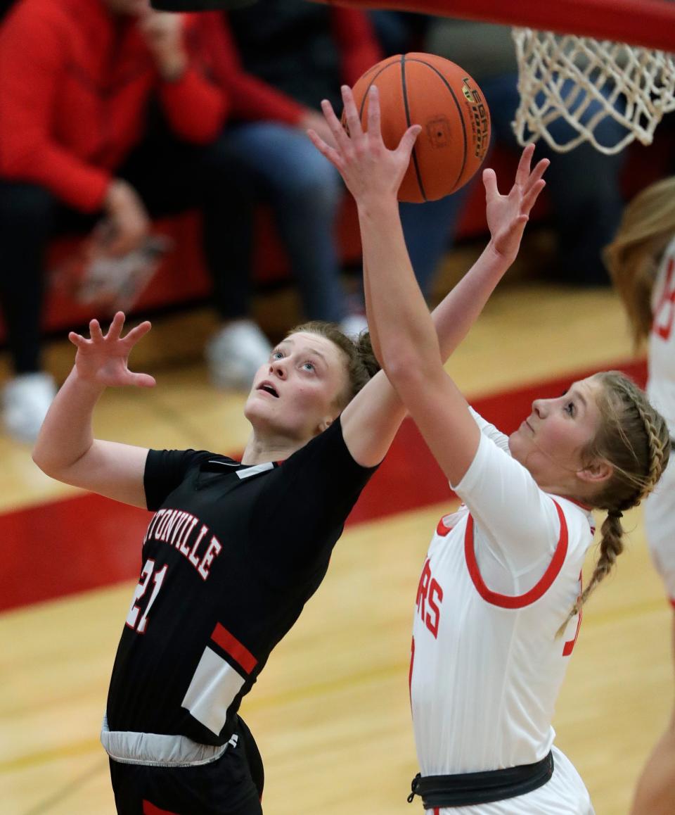 Hortonville's Trinity Mocadlo (21) is one of the Polar Bears' top players and one of the state's premier defenders. She and the Polar Bears take on Kettle Moraine in a WIAA Division 1 state semifinal at the Resch Center on Friday night.