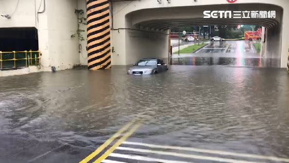 台南已有部分路段水淹60公分。（圖／翻攝畫面）