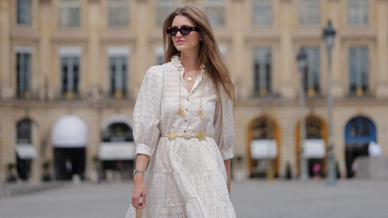 Vestido con bordados florales y manga larga, cinturón de cuerda y bolso de rafia