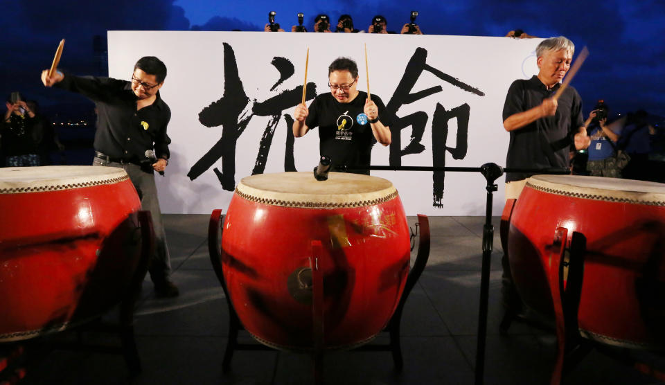 （左至右）「佔中三子」陳健民、戴耀廷和朱耀明牧師，於添馬公園擊鼓表達抗爭決心。 (Felix Wong/South China Morning Post via Getty Images)