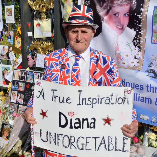 Royal fan Terry Hutt amongst tributes to mark the twentieth anniversary of the death of Diana, Princess of Wales, outside Kensington Palace (John Stillwell/PA)