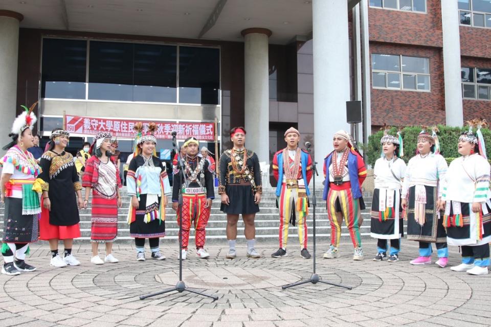 義守大學原住民族學院將教學活動融入原民祭儀。(義守大學提供)