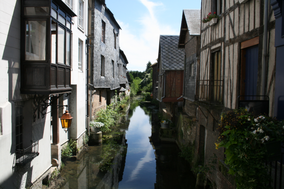 <span class="caption">La ville de Pont-Audemer, dans l’Eure, a mené une expérience pour intégrer les citoyens au processus de décision des projets locaux.</span> <span class="attribution"><a class="link " href="https://upload.wikimedia.org/wikipedia/commons/thumb/b/be/Pont_Audemer_stroompje.png/1280px-Pont_Audemer_stroompje.png" rel="nofollow noopener" target="_blank" data-ylk="slk:Wikimedia;elm:context_link;itc:0;sec:content-canvas">Wikimedia</a>, <a class="link " href="http://creativecommons.org/licenses/by-nc-sa/4.0/" rel="nofollow noopener" target="_blank" data-ylk="slk:CC BY-NC-SA;elm:context_link;itc:0;sec:content-canvas">CC BY-NC-SA</a></span>