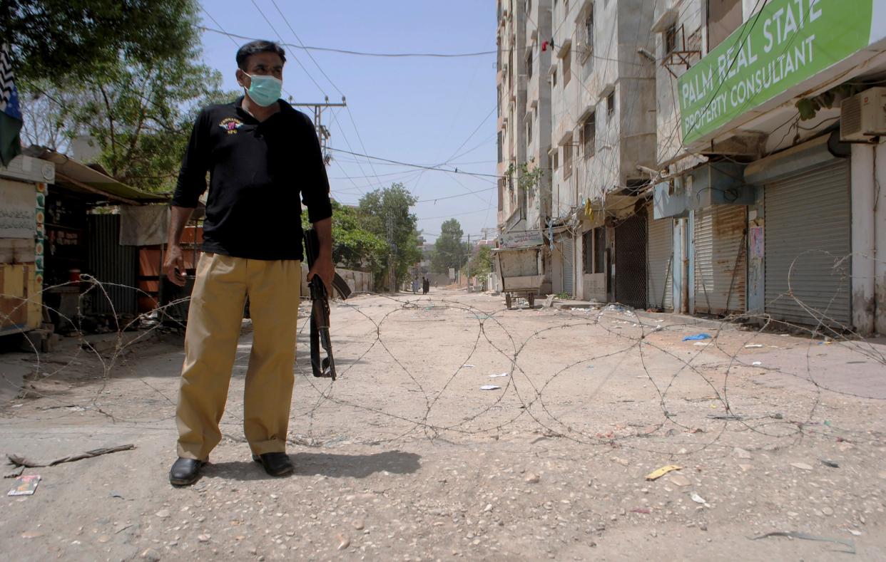 <p>File image: A representative image of a police officer in Pakistan </p> (AP)