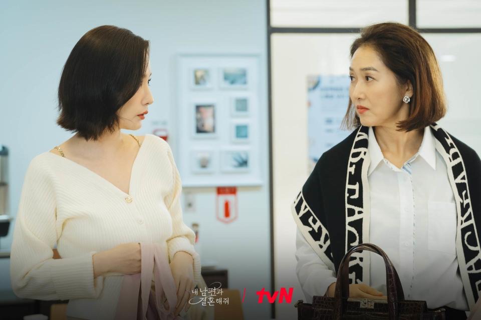 大領口的毛衣適度露膚也很有心機圖片來源：tvN官網