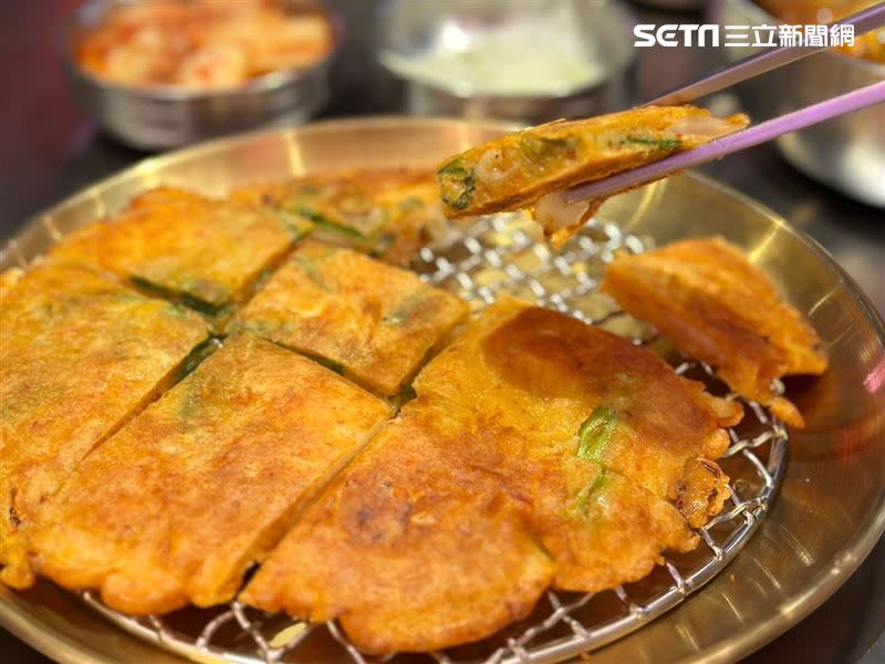 「金咕韓式原塊烤肉」也有多種韓國道地美食，例如泡菜豬肉豆腐鍋、泡菜煎餅等。（圖／記者劉沛妘攝影）