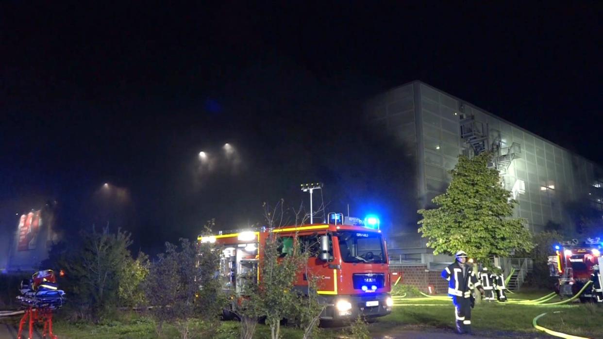 Die Feuerwehr löscht einen Großbrand in dem Parkhaus am Flughafen Münster / Osnabrück.