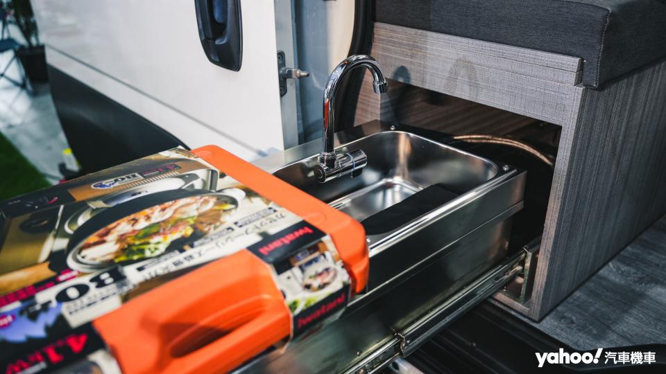 伸縮式的流理台和瓦斯爐提供簡便的烹飪空間。
