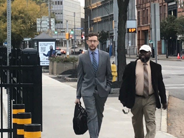 George Moses (à droite) et l'avocat Spencer Durland entrent au tribunal fédéral lors de la sélection du jury du procès fédéral de Moses.