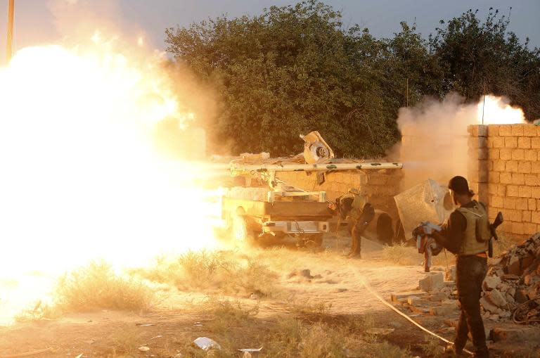 Iraqi fighters from the Shiite Muslim Al-Abbas popular mobilisation unit battle Islamic State jihadists in an area surrounding the village of Dujail in the Salaheddin province, north of Baghdad, on May 26, 2015