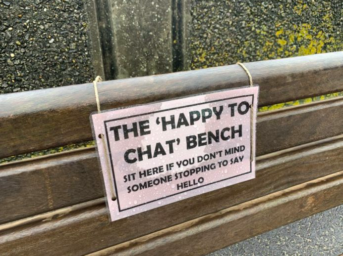 Police in England have installed two chat benches to encourage community members to lend an ear. [Photo: Courtesy of Burnham-On-Sea.com]