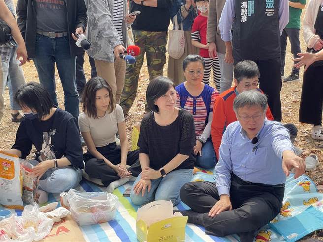 台灣民眾黨主席柯文哲1日南下高雄，到苓雅區中正公園舉辦「民眾親子野餐會」活動。（洪浩軒攝）