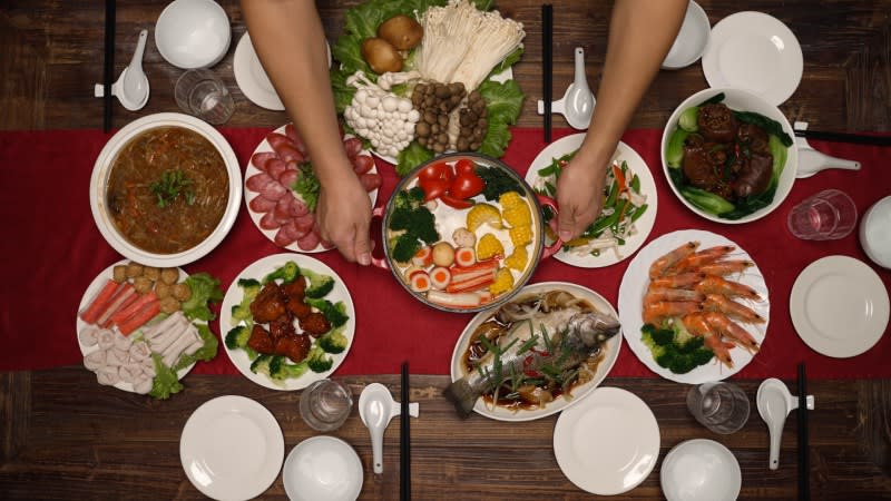 年菜勿過度採買，若有剩菜的話建議兩天內食用完畢。（圖/Shutterstock)