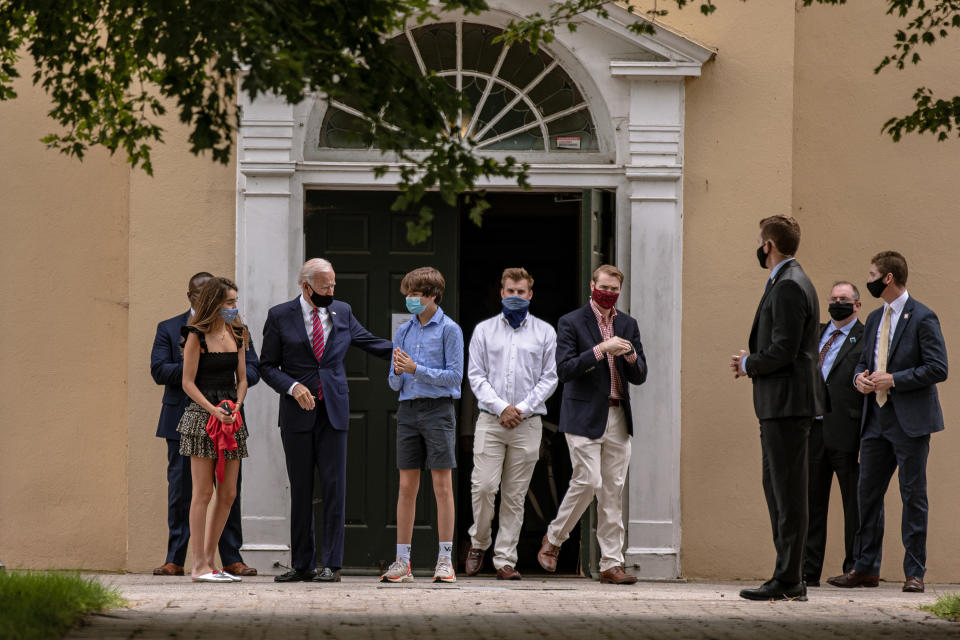 Joe Biden, el candidato presidencial demócrata, y dos de sus nietos salen de la iglesia católica romana St. Joseph on the Brandywine tras asistir a una misa dominical en Wilmington, Delaware, el 13 de septiembre de 2020. (Amr Alfiky/The New York Times)