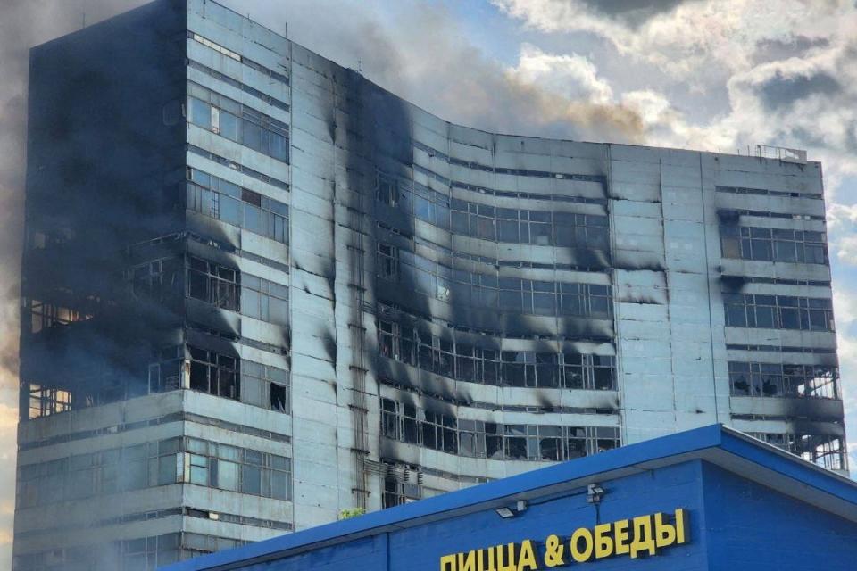 Smoke billows from a burning administrative building in Fryazino in the Moscow region (via REUTERS)