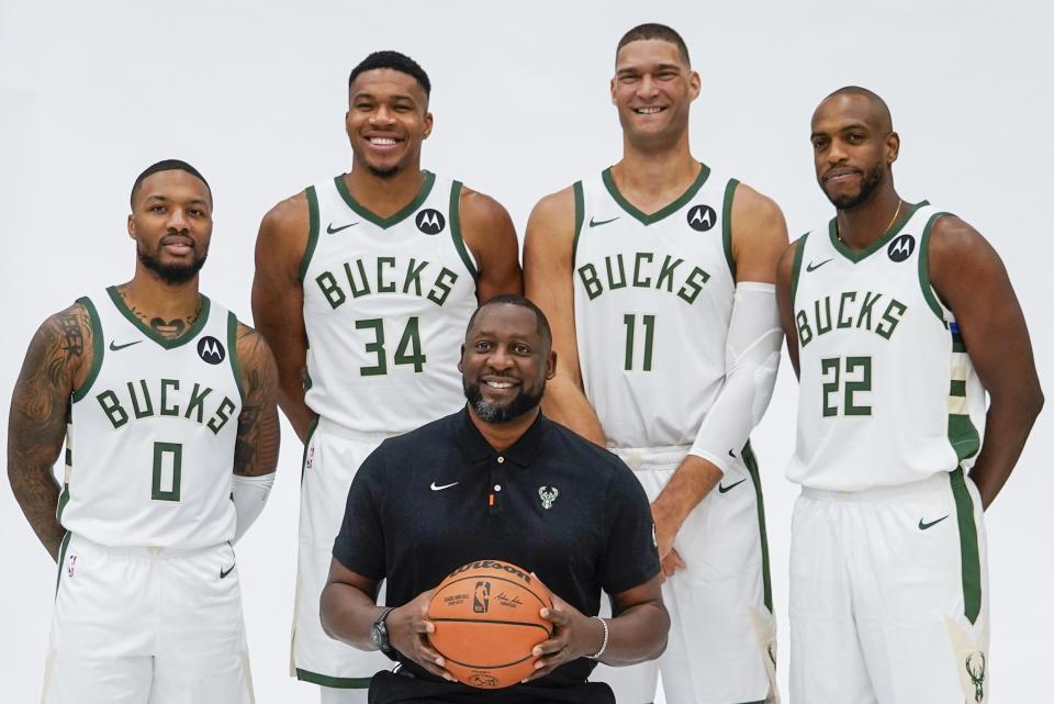 公鹿眾球星Giannis Antetokounmpo、Damian Lillard,、Brook Lopez,、Khris Middleton，以及總教練Adrian Griffin。（AP Photo/Morry Gash）