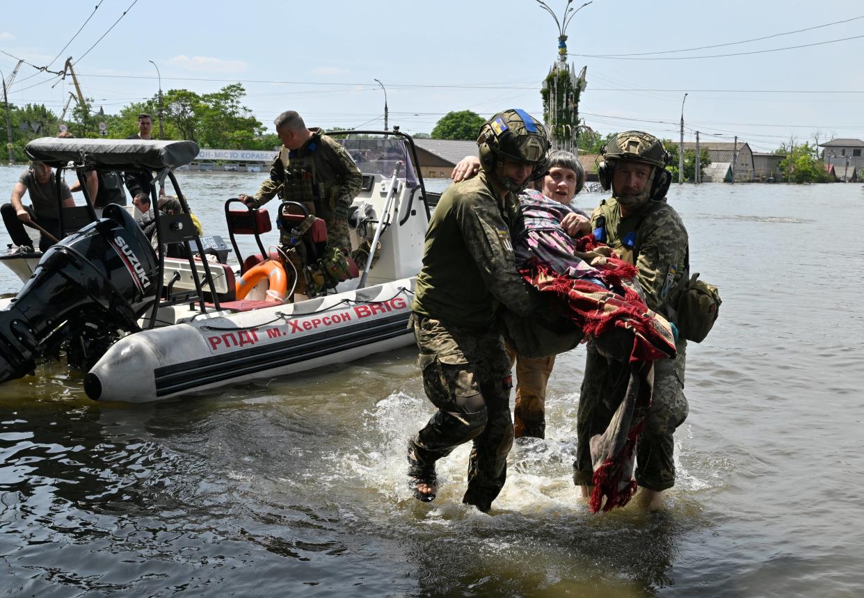 Cinq personnes ont été tuées dans les inondations provoquées par la destruction d’un barrage de Kakhovka, a indiqué ce vendredi 9 juin le ministre de l’Intérieur ukrainien. Côté russe, on donne un bilan de 8 morts. 