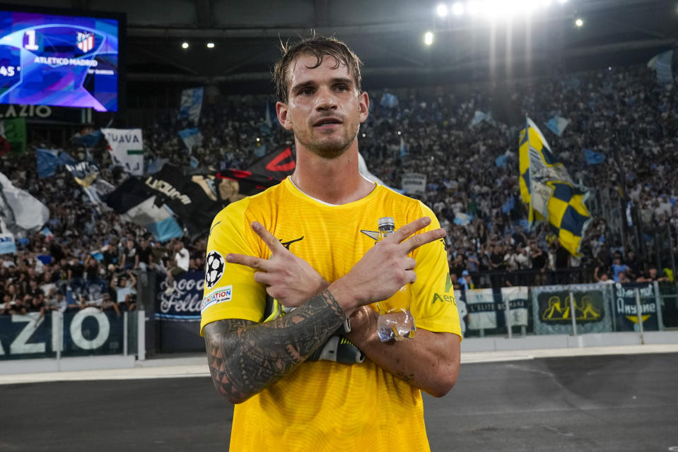 Ivan Provedel, arquero de la Lazio, festeja tras el encuentro ante el Atlético de Madrid en la Liga de Campeones, el martes 19 de septiembre de 2023, en Roma (AP Foto/Andrew Medichini)