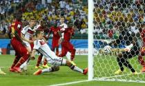 Germany's Miroslav Klose (C) taps the ball in to score against Ghana during their 2014 World Cup Group G soccer match at the Castelao arena in Fortaleza June 21, 2014. REUTERS/Eddie Keogh