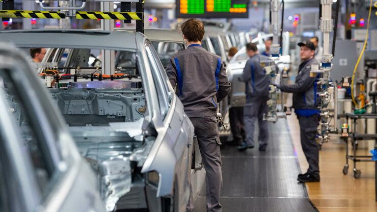 Wegen des Chipmangels müssen die ersten Autobauer die Produktion drosseln. Foto: dpa