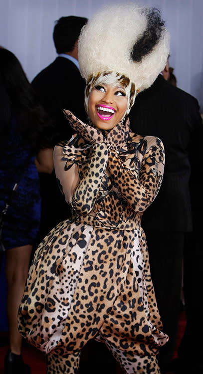 2011 - Look mi-Cruella, mi-félin ! C’est bien connu, l’imprimé léopard est à utiliser avec parcimonie pour éviter l’effet too much… Mais Nicki Minaj se fiche des règles et ose même une forme peu avantageuse pour sa silhouette.