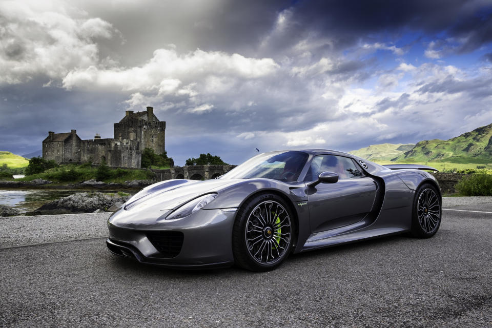 Ein Porsche 918 Spyder vorm Eilean Donan Castle in Schottland. (Bild: Getty)