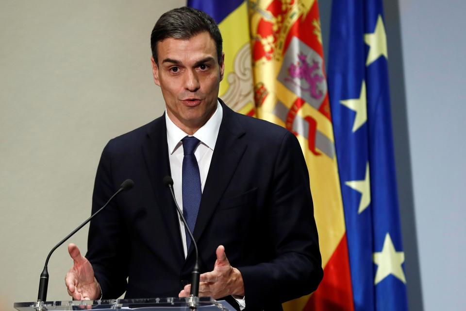 <p>Pedro Sánchez ganará 79.458 euros anuales como presidente del Gobierno (que podrían ser 81.000 en caso de que entren en vigor los Presupuestos Generales aprobados), mientras que el salario medio en España es de, según datos de la consultora IG Group, 30.000 euros. Hemos querido comparar su sueldo con el de otros líderes mundiales. (Foto: Mariscal / EFE). </p>