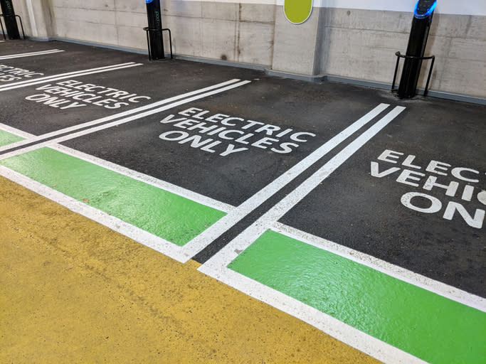 <p>Il motore non produce altro rumore che un impercettibile sibilo, e la guida è semplificata dall’assenza del cambio e della frizione. Anche il pedale del freno si aziona solo in casi eccezionali dal momento che il solo rilascio dell’acceleratore rallenta con decisione l’autovettura, grazie alla frenata rigenerativa. (Getty) </p>