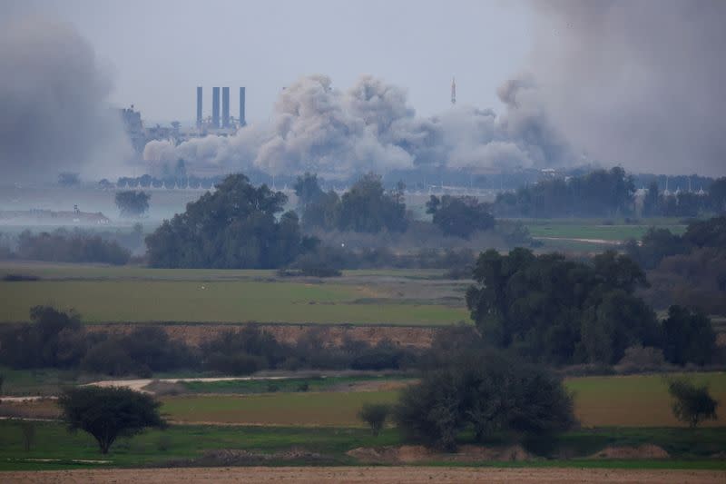 El humo se eleva sobre Gaza, visto desde el sur de Israel