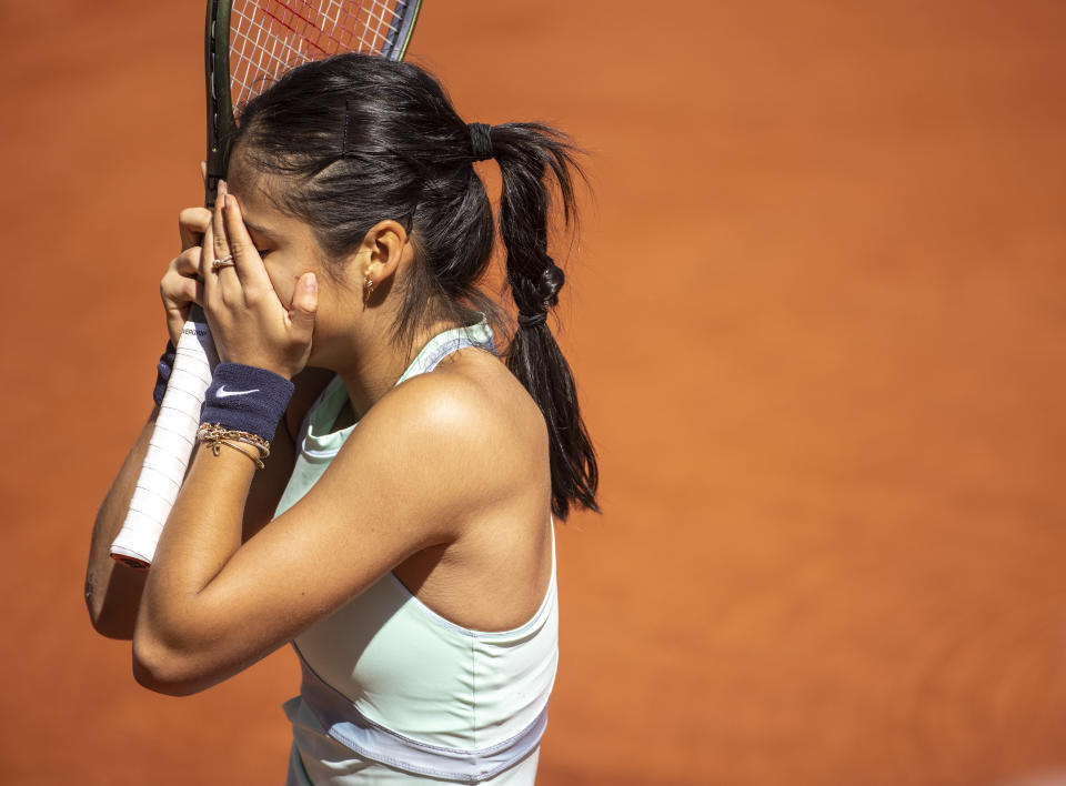 PARÍS, FRANCIA 25 de mayo. Emma Raducanu de Gran Bretaña reacciona durante su derrota contra Aliaksandra Sasnovich en la cancha Suzanne Lenglen durante el partido de la segunda ronda de singles en el Torneo Abierto de Tenis de Francia de 2022 en Roland Garros el 25 de mayo de 2022 en París, Francia.  (Foto de Tim Clayton/Corbis vía Getty Images)