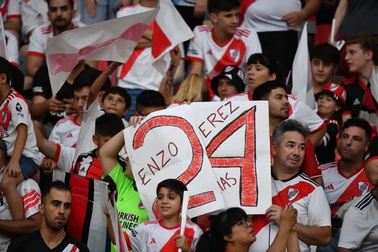 Los hinchas de River, respaldando al ídolo con un cartel con el número 24, en lo que será el último partido de Enzo Pérez en el Millonario