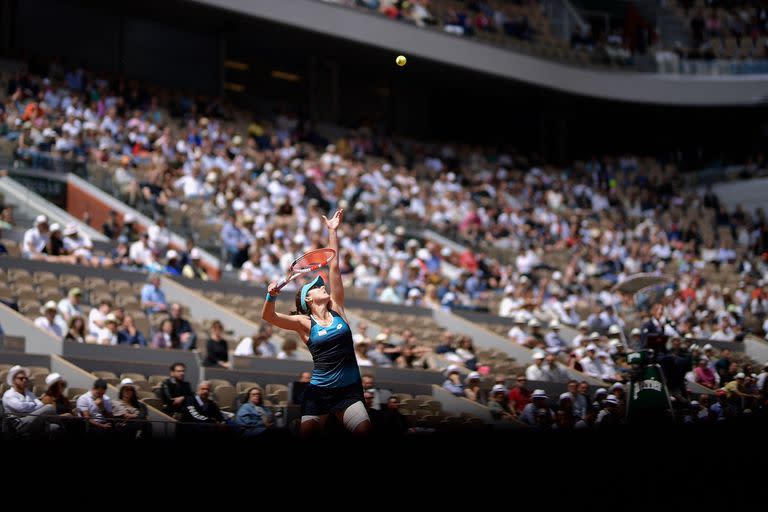 La francesa Alize Cornet frente a la china Zheng Qinwen durante uno de los singles femeninos de Roland Garros.