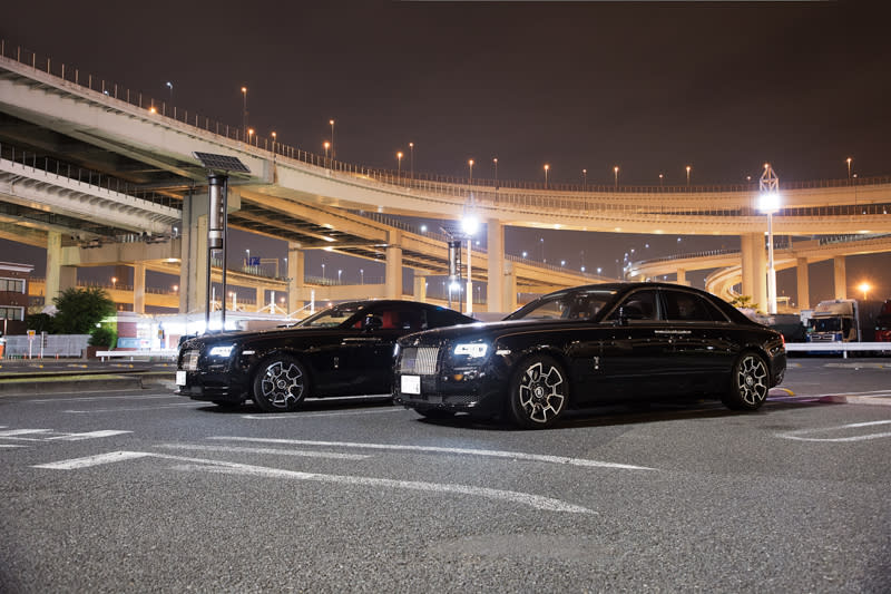 東京都相當知名的改裝車聚地點Daikoku Parking Area停車場，Wraith Black Badge與Ghost Black Badge在此留影顯得格外出眾。