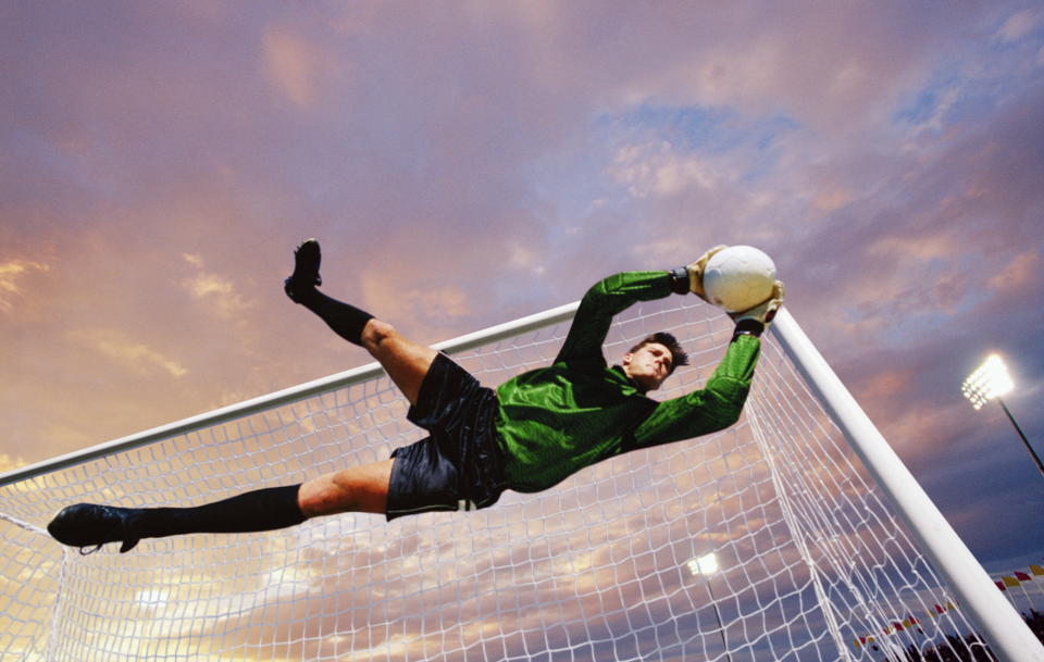 Torhüter sehen oft den Ball nicht, den sie abwehren müssen. Dann müssen sie andere Sinne zur Hilfe nehmen. (Symbolbild: Getty Images)