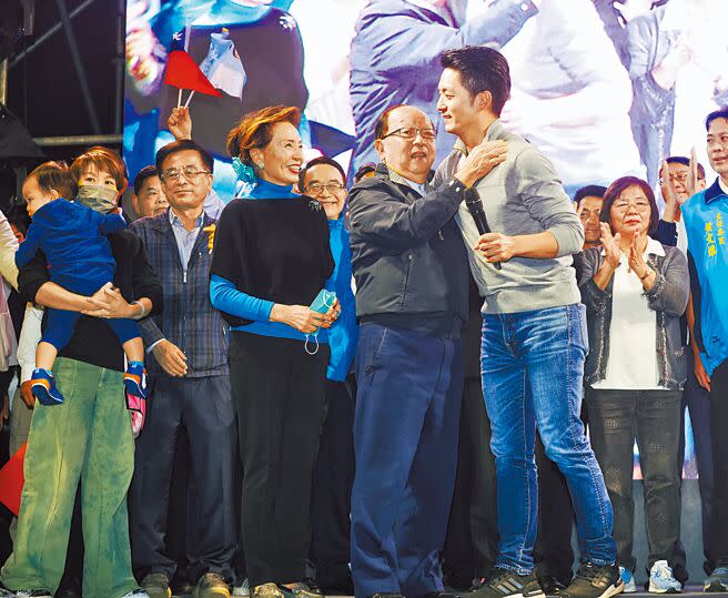 國民黨台北市長候選人蔣萬安（前右）以大幅度票數領先宣布當選台北市長，父母蔣孝嚴（前右二起）、黃美倫一同出席感謝市民。（陳信翰攝）