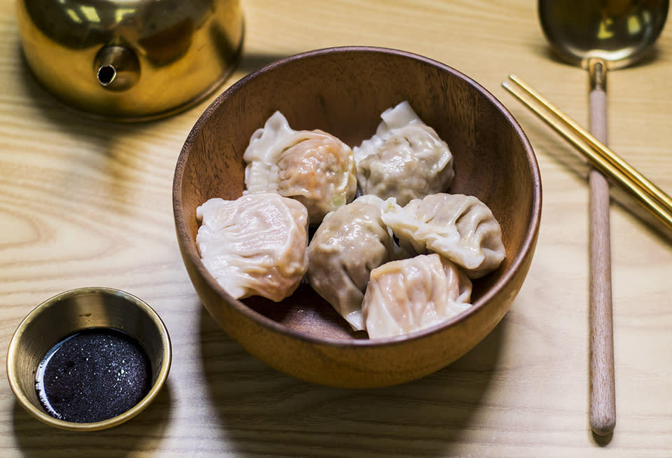 觀塘美食│廠廈打卡餃子店！金黃西式南瓜湯+粉紅紅菜頭湯配餃子