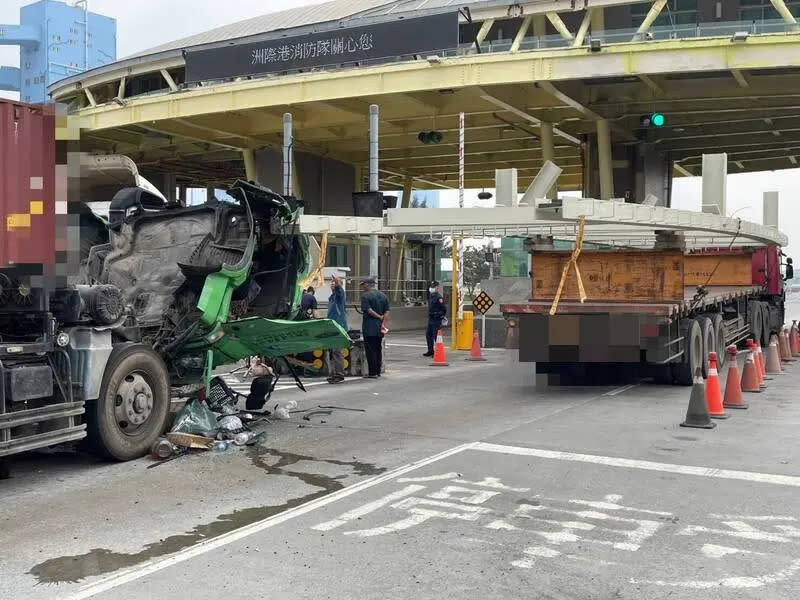 ▲高雄港第六貨櫃中心管制站出口，今天上午發生一起車禍。（圖／翻攝畫面）