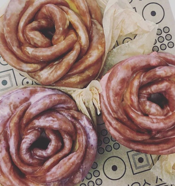 <p>… oder als “Donut-Strauß”. Die hübschen Krapfen gibt es in den Geschmacksrichtungen Erdbeere, Blutorange und – natürlich – Rose. (Bild: Instagram/Doughnut Plant) </p>